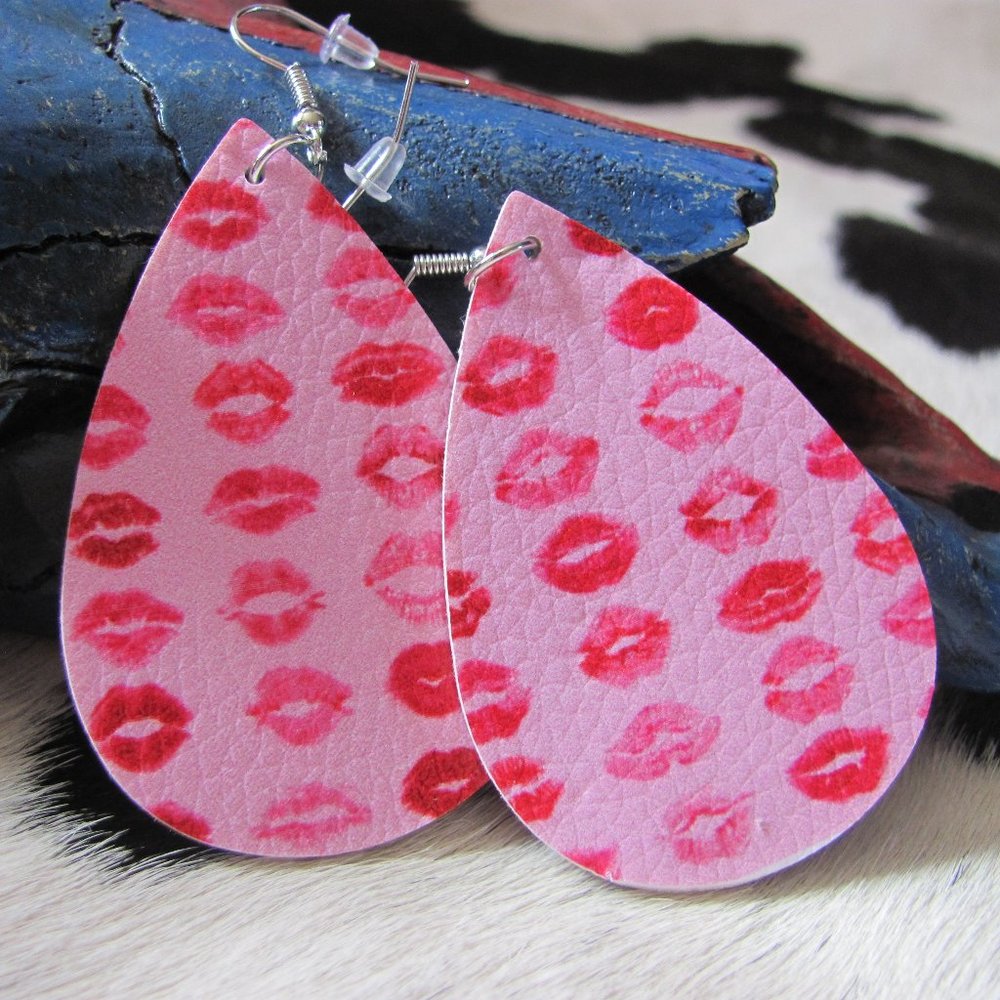 LIPS TEARDROP FISHHOOK EARRINGS  NIP